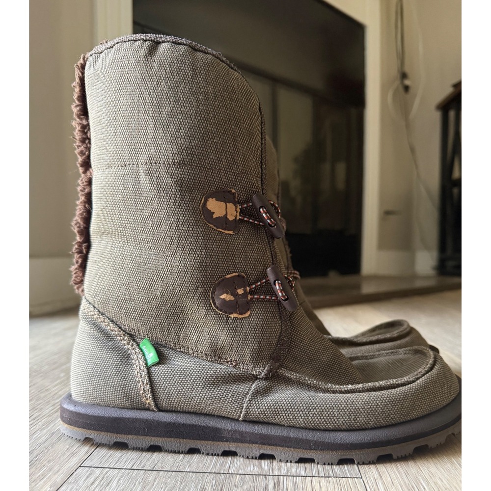 Sanuk Flurry Brown‎ Winter Boots Toggle closure. Cozy Mukluk Gorpcore Cabin